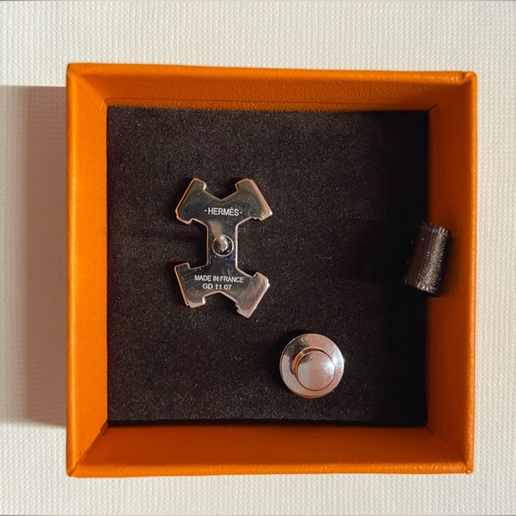 Hermes H pin with box and jewelry pouch. Worn once - Picture 3 of 3